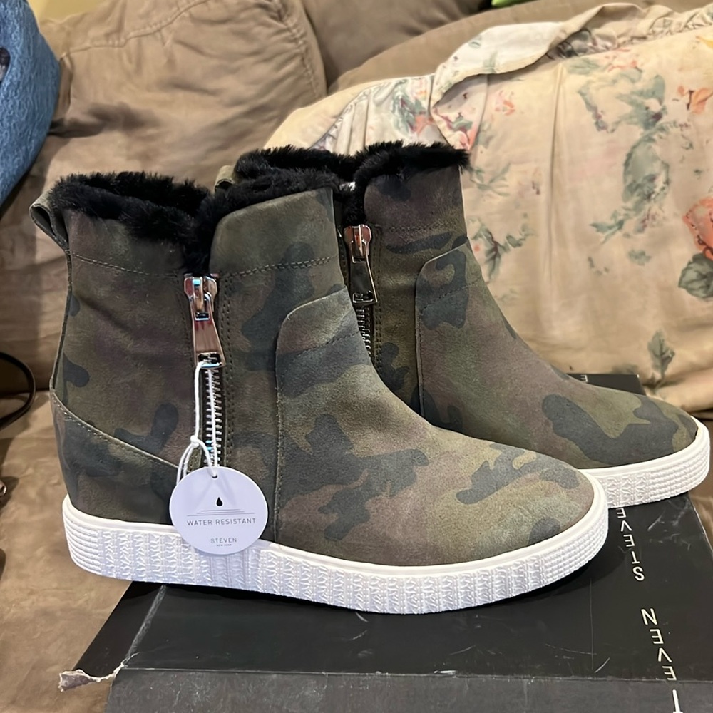 Steve Madden Camouflage Suede, Black Faux Fur, waterproof. Ankle Boots. RARE NWT